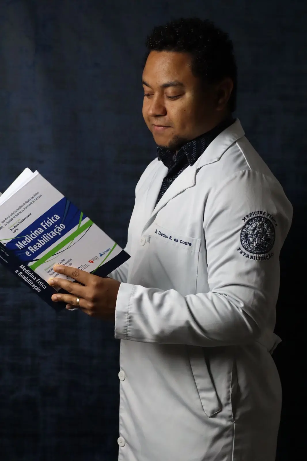 Dr. Thadeu Costa com o livro Medicina Física e Reabilitação